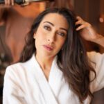 Karisma Kapoor Instagram – Stay Golden 🌅🧡✨ 

#sunsethour 

MuH – @kritikagill 
Pic – @_psudo_