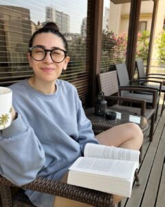 Karisma Kapoor Instagram - Coffee + Good book = Happy Sunday ☕️📖💕 #sundaychill