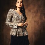 Karisma Kapoor Instagram - Between light and shadows 🖤✨ #ibd