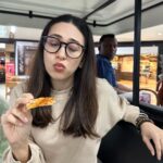 Karisma Kapoor Instagram – Beating the monday blues 🍕😋🧡

#mondaymood
