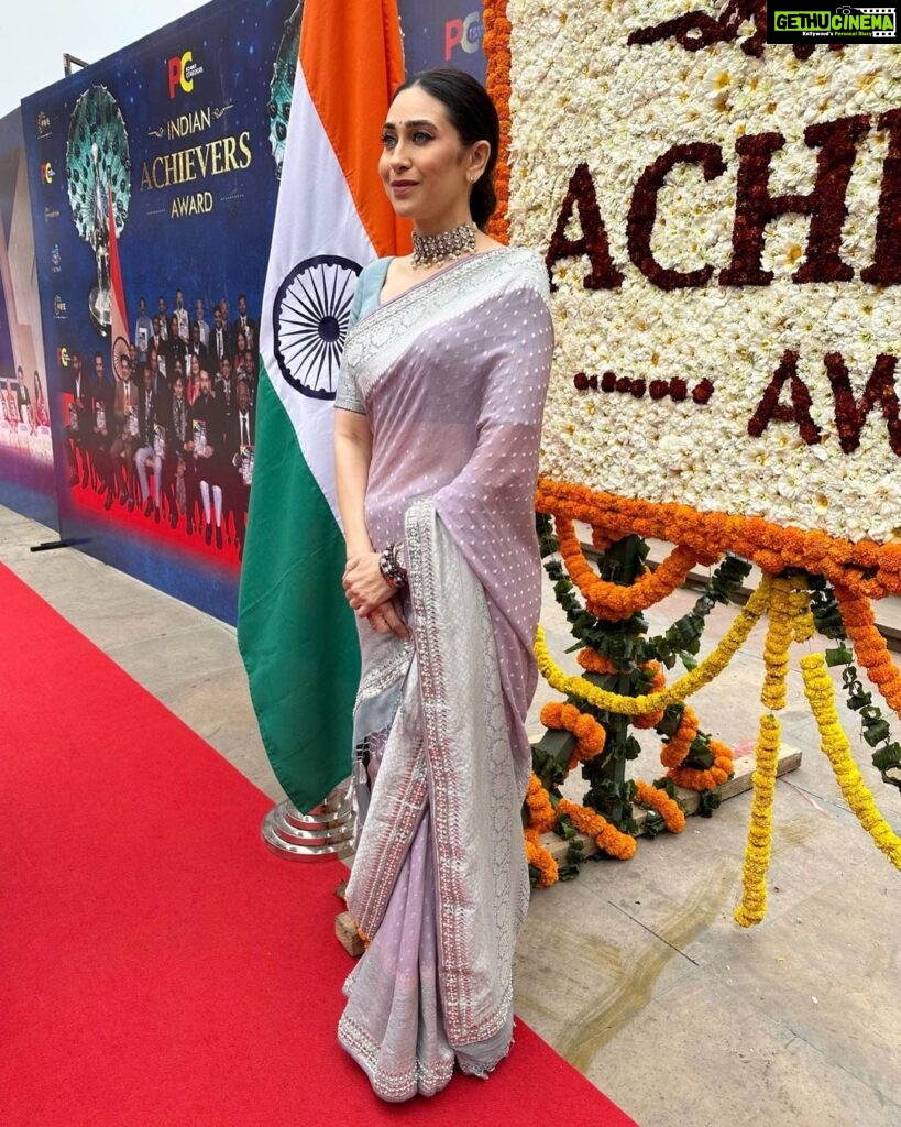 Karisma Kapoor Instagram - I am thankful to Honourable Minister Shri Nitin Gadkari ji, Respected Jury Members, and the Power Corridors (PC) for presenting me with the Indian Achiever’s Award 2023. Grateful 🙏🏼 जय हिंद New Delhi
