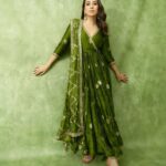 Karisma Kapoor Instagram – Pickle green today 🫒🌶️

For @punitbalanaofficial @punit.balana 
@perniaspopupshop

HmU – @makeupbypompy @ashisbogi 
Jewellery – @jet_gems 
Pics – @kadamajay 
Managed – @nasrindsouza