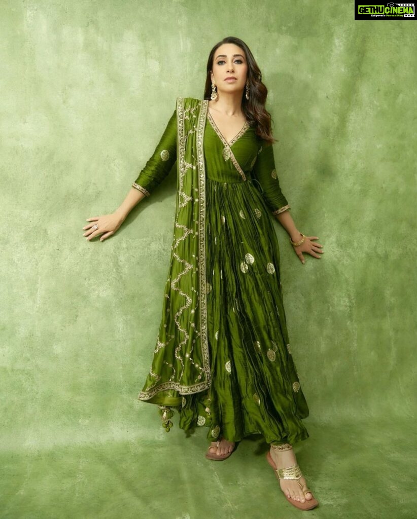 Karisma Kapoor Instagram - Pickle green today 🫒🌶️ For @punitbalanaofficial @punit.balana @perniaspopupshop HmU - @makeupbypompy @ashisbogi Jewellery - @jet_gems Pics - @kadamajay Managed - @nasrindsouza