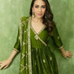Karisma Kapoor Instagram – Pickle green today 🫒🌶️

For @punitbalanaofficial @punit.balana 
@perniaspopupshop

HmU – @makeupbypompy @ashisbogi 
Jewellery – @jet_gems 
Pics – @kadamajay 
Managed – @nasrindsouza