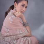 Karisma Kapoor Instagram - Looking back at 2022 🌸💫 Outfit - @anamikakhanna.in Jewellery - @amrapalijewels Styled by - @stylebyami HMU - @kritikagill Pics - @kadamajay Managed by - @nasrindsouza