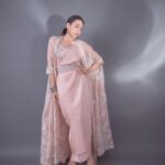 Karisma Kapoor Instagram - Looking back at 2022 🌸💫 Outfit - @anamikakhanna.in Jewellery - @amrapalijewels Styled by - @stylebyami HMU - @kritikagill Pics - @kadamajay Managed by - @nasrindsouza