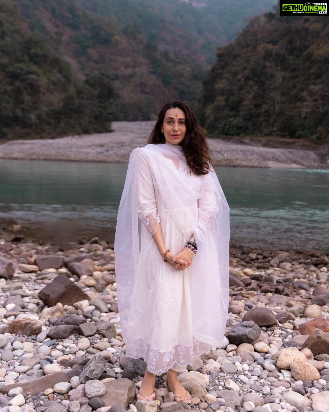 Karisma Kapoor Instagram - The beauty of the mountains 🙏🏼🌄💫