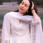 Karisma Kapoor Instagram - The beauty of the mountains 🙏🏼🌄💫