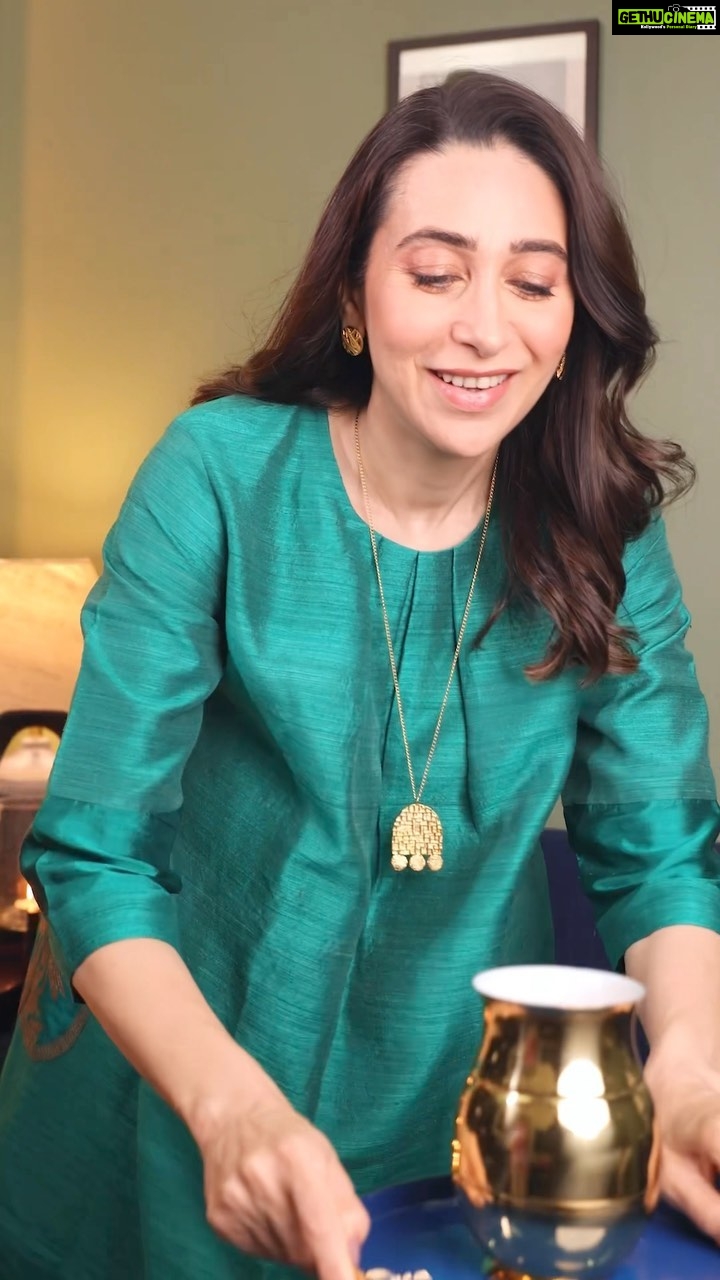 Karisma Kapoor Instagram - Diwali has always been a special time for me and my family. I love that there are so many traditions that we celebrated as kids that we still continue with the newer generation! Somethings always stay special! Just like brands that have been with us for generations and still continue to innovate! Congratulations@godrejandboyce on 125 years! And for you guys here is the something special that I was talking about.... a special offer by Godrej & Boyce this festive season! All you have to do is: Step 1: Buy any @godrejandboyce product from stores or e-commerce websites Step 2: Register on https://www.godrej.com/125-lucky-draw 125 winners every day stand a chance to win cash rewards DAILY and 1 lucky winner everyday will get Rs. 1 Lakh! How exciting is this? Hurry up, offers valid till 25th October only! Happy shopping! 🪔🤗✨ #Godrej125