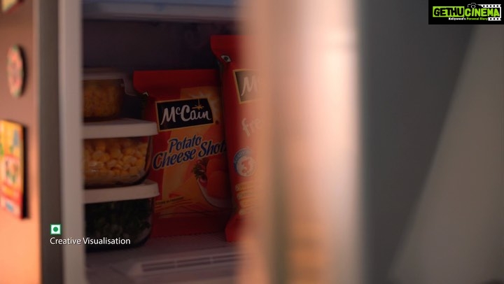 Karisma Kapoor Instagram - Freezer mein McCain hoga, toh ghar mein Taste ka Karishma hoga… aur yeh Karisma bhi hogi 💁🏻‍♀️ I am super excited to meet you guys in person! Stock up on McCain packs in your freezer right away and participate to meet me.🍟😊 Visit @mccainfoods_india to know more 😁 #McCain #FreezerMeinMcCainGharMeinKarishma #FreezerStories