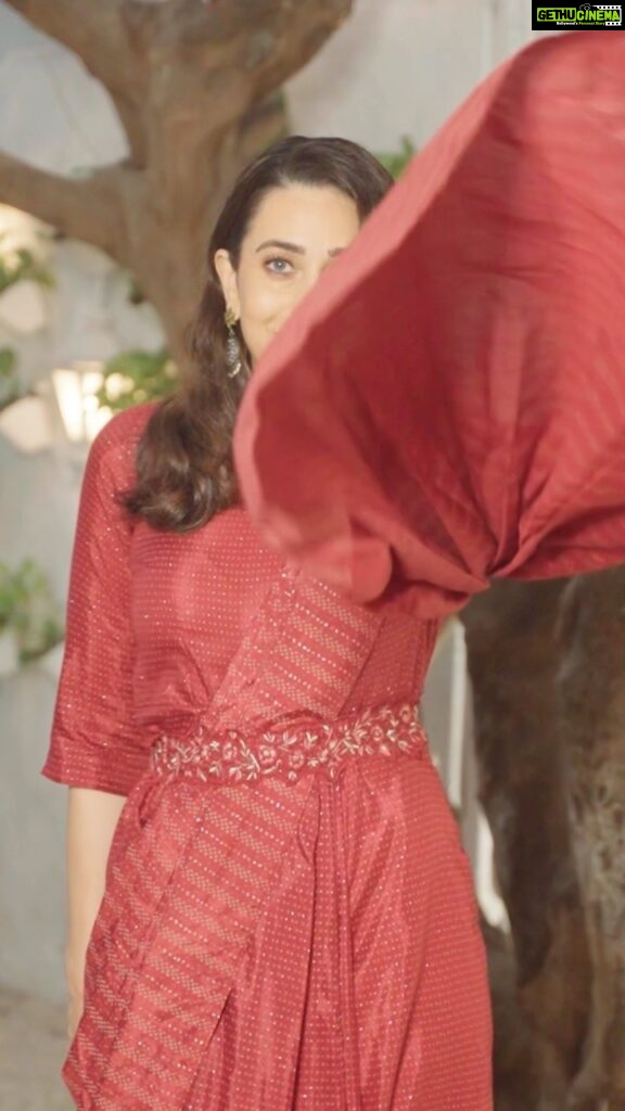 Karisma Kapoor Instagram - My festive pick, that’s classy & quick - an Insta-Saree! 😍 What do you think? @WforWoman #Wforwoman #InstaSaree #FestiveShopping #FestiveFashion