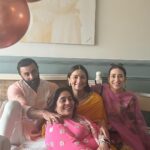 Karisma Kapoor Instagram - Happy Dussehra 🌺🙏🏼💫 #familylove #allsmiles