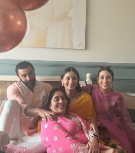 Karisma Kapoor Instagram - Happy Dussehra 🌺🙏🏼💫 

#familylove #allsmiles