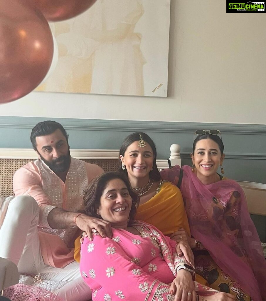 Karisma Kapoor Instagram - Happy Dussehra 🌺🙏🏼💫 #familylove #allsmiles