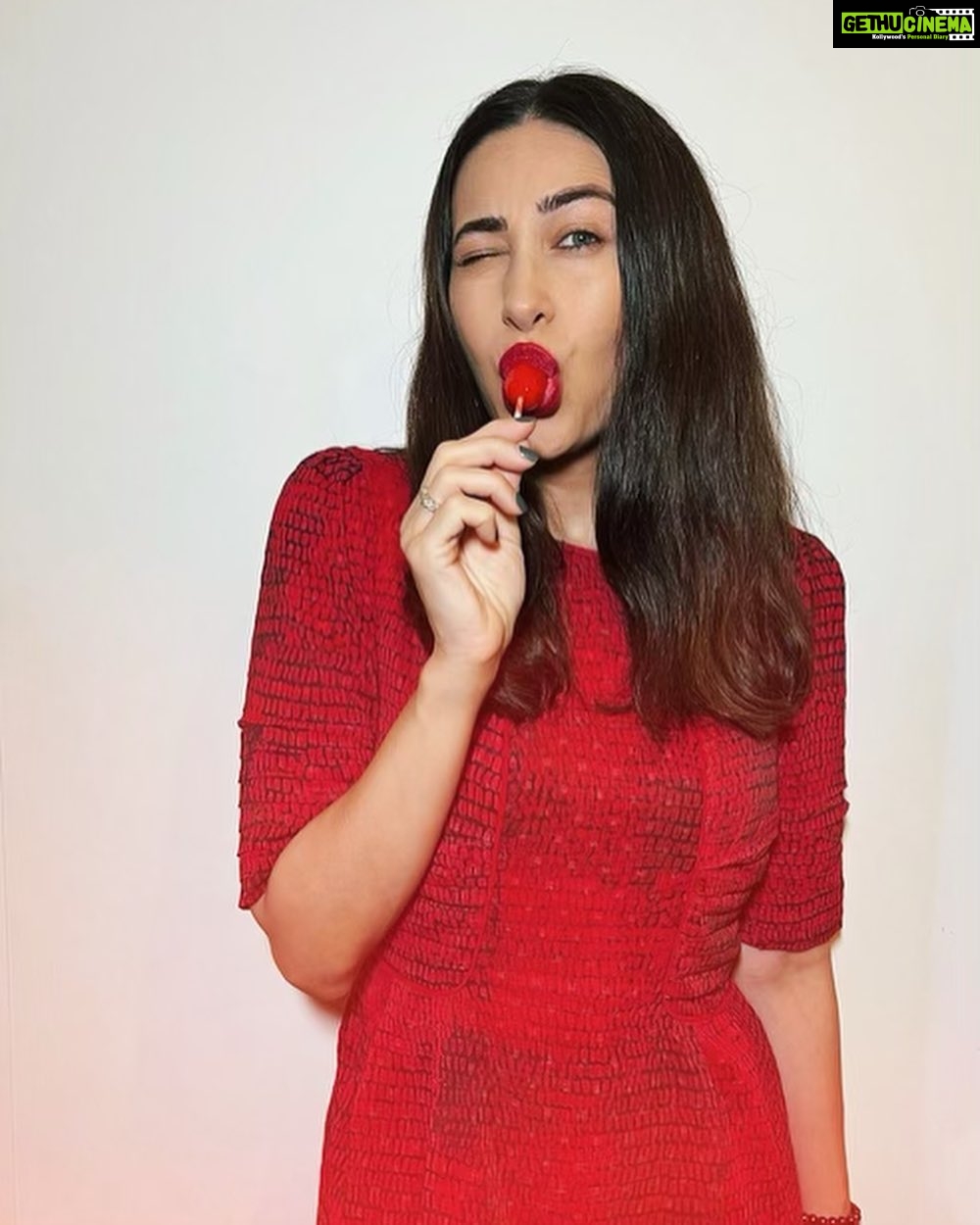 Karisma Kapoor Instagram - All red everything 🍭❤️ #aboutlastnight