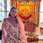 Karisma Kapoor Instagram - गणपति बप्पा मोरया 🙏🏼🌺