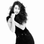 Karisma Kapoor Instagram - Love the 90’s, this hair though 💇🏻‍♀️🙅🏻‍♀️😅😂🙌🏼 #flashbackfriday📸 #crazyhairdidntcare