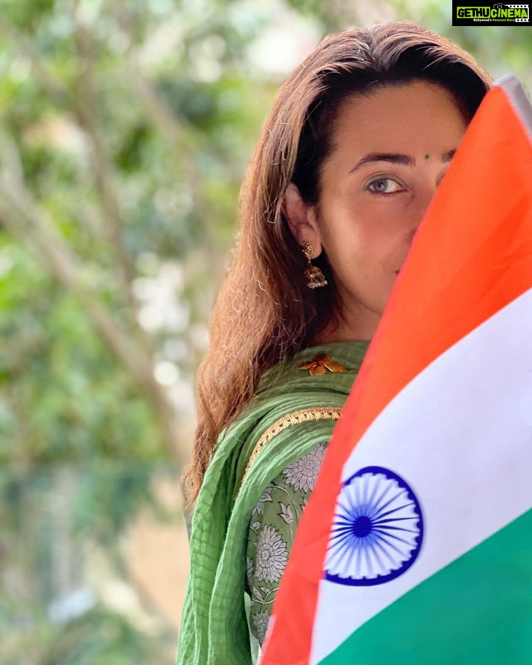 Karisma Kapoor Instagram - Celebrating 75 years of freedom! May it bring prosperity, peace and progress to the nation🧡🙏🏼💚 #happyindependenceday🇮🇳