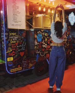 Karisma Kapoor Instagram - Feelin’ like a snac 🍟🍔🍕🍿🍦🍭 MuH - @kritikagill Pics - @kvinayak11 #foodie