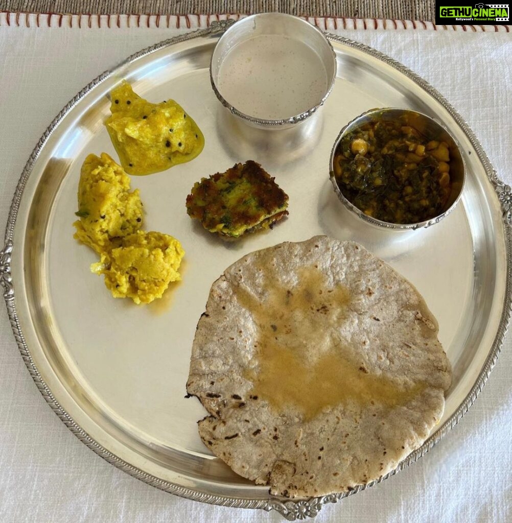 Karisma Kapoor Instagram - Maharashtrian meal day 😋😋🧡 #yumyum झुनका भाकरी अंबाडी भजी कोथिंबीर वडी सोलकढी भोपळ्याचे भरीत @rujuta.diwekar @kareenakapoorkhan Mumbai - मुंबई