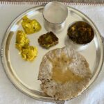 Karisma Kapoor Instagram - Maharashtrian meal day 😋😋🧡 #yumyum झुनका भाकरी अंबाडी भजी कोथिंबीर वडी सोलकढी भोपळ्याचे भरीत @rujuta.diwekar @kareenakapoorkhan Mumbai - मुंबई