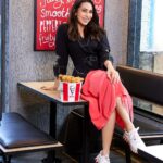 Karisma Kapoor Instagram - Weekends ko thoda Crispy banaya jae 🤩🍗 Visited the newest KFC restaurant in town ❤️ it was wonderful! @PhoenixPalladium Mall. This KFC is just Woohoo! Adore the design, look and feel 😍 PS: Don’t be surprised if you spot me here again - KFC you soon! 💯 #KFCatPalladium #collab
