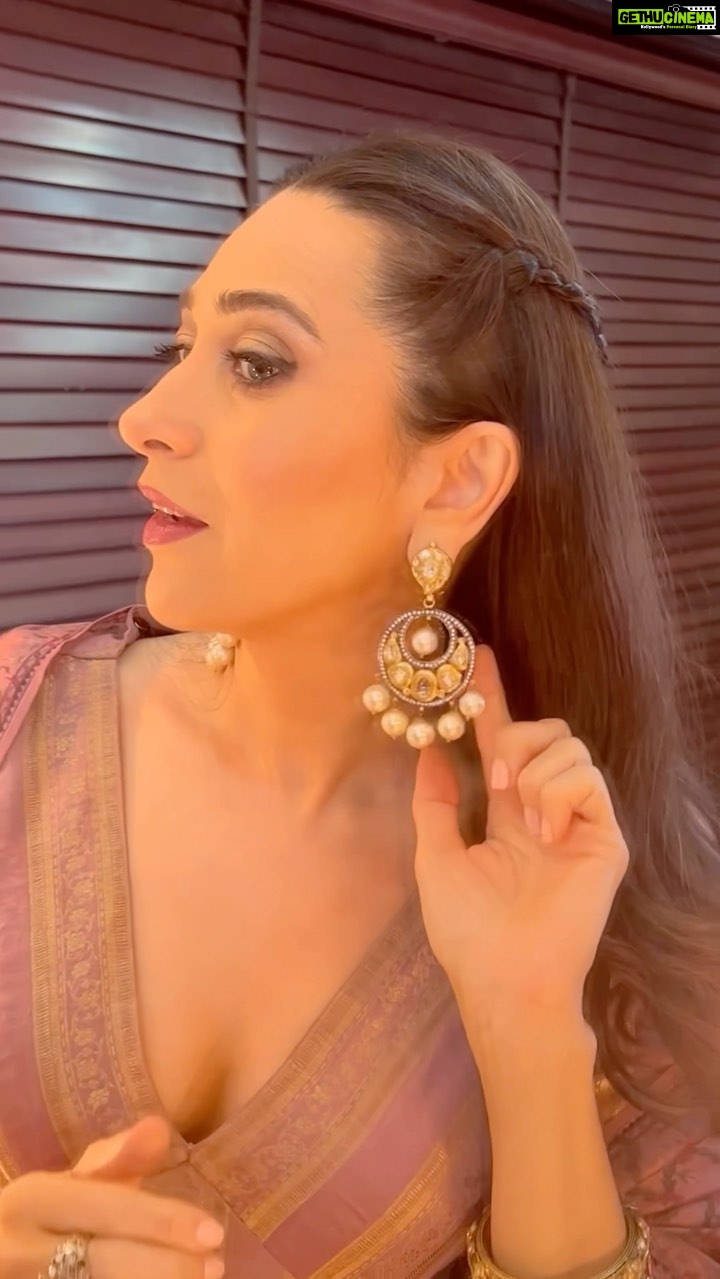 Karisma Kapoor Instagram - Mirror Effect 🪞💜🪞