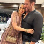 Karisma Kapoor Instagram - Back with the OG ❤️💛❤️ Eid Mubarak everyone 🌙✨✨ #bestfriendsforever