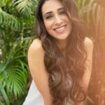 Karisma Kapoor Instagram - Vibing differently now 🌼 #throwbackthursday