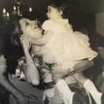 Karisma Kapoor Instagram - तुम जियों हज़ारों साल, ये मेरी हैं आरज़ू.. that’s what we wish for everyday… The OG birthday song “Happy birthday to the original Sunita” our Mama ❤️ Circa - Farz 1967 #75thbirthday #mamalove #happybirthday
