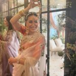 Karisma Kapoor Instagram - Instagram VS Reality The Kaleera fell on me guys ! ✨✨🧡 #couldibemoreexcited😂🤦🏻‍♀️ #merebhaikishaadihai