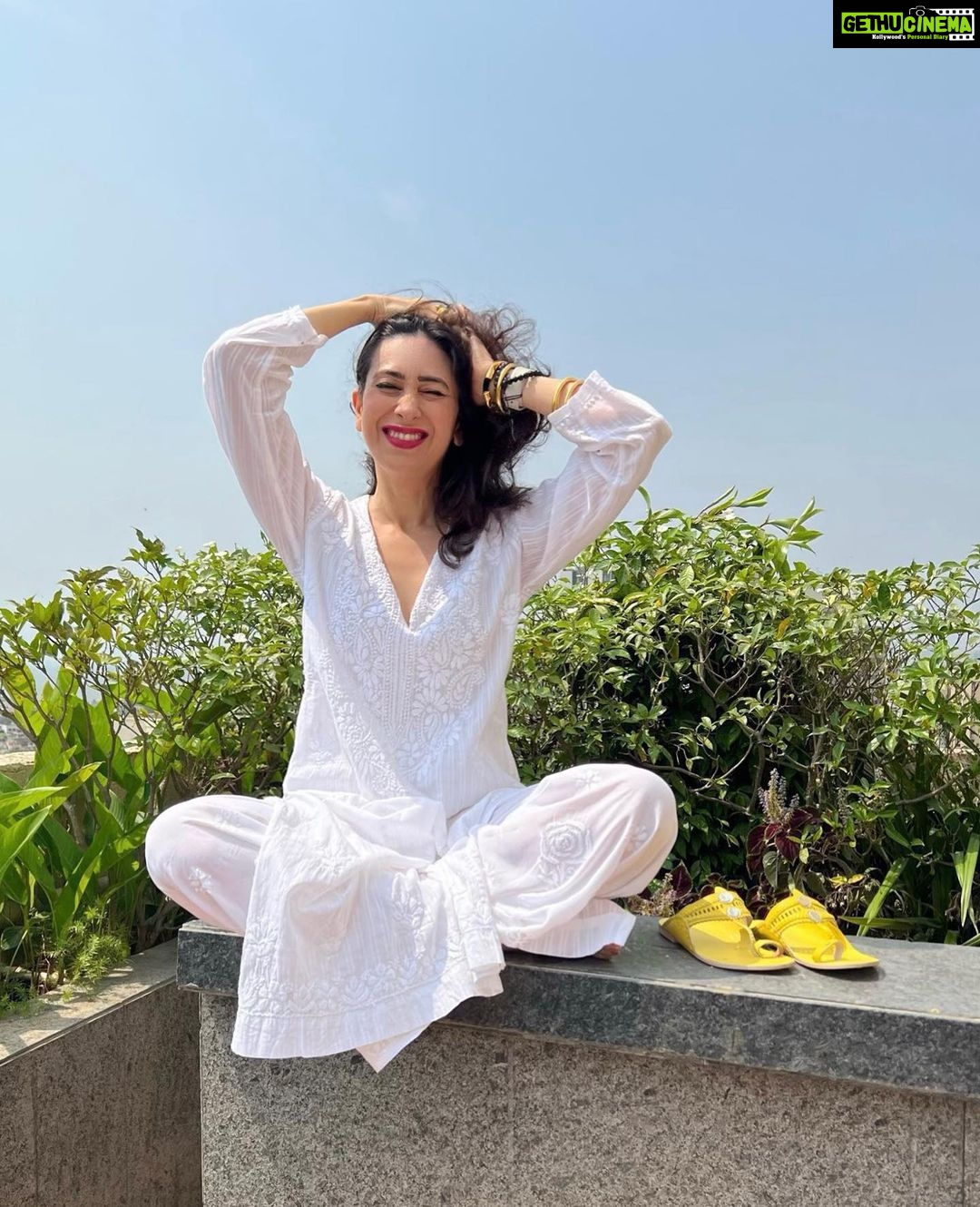 Karisma Kapoor Instagram - White Kurta = Summer Essentials 🌻 #lololoves
