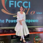 Karisma Kapoor Instagram - It was enthralling to attend a women empowering session with the ladies of FICCI FLO Jaipur. On the occasion of World Health Day yesterday, we pledged to increase wellness and skilling by adopting a village and empowering them right from the grassroot level… wishing the girls of FICCI FLO all the very best for this noble cause.🙏🏼💕🌟 @ficciflojaipur