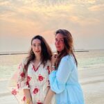 Karisma Kapoor Instagram - Grateful for each other and everything in between ❤️🙏🏼❤️ #bestsisterever Pic credit - @thesamairakapur
