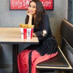 Karisma Kapoor Instagram - Weekends ko thoda Crispy banaya jae 🤩🍗 Visited the newest KFC restaurant in town ❤️ it was wonderful! @PhoenixPalladium Mall. This KFC is just Woohoo! Adore the design, look and feel 😍 PS: Don’t be surprised if you spot me here again - KFC you soon! 💯 #KFCatPalladium #collab