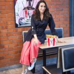 Karisma Kapoor Instagram - Weekends ko thoda Crispy banaya jae 🤩🍗 Visited the newest KFC restaurant in town ❤️ it was wonderful! @PhoenixPalladium Mall. This KFC is just Woohoo! Adore the design, look and feel 😍 PS: Don’t be surprised if you spot me here again - KFC you soon! 💯 #KFCatPalladium #collab