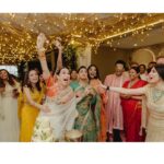 Karisma Kapoor Instagram - Instagram VS Reality The Kaleera fell on me guys ! ✨✨🧡 #couldibemoreexcited😂🤦🏻‍♀️ #merebhaikishaadihai