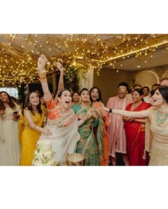 Karisma Kapoor Instagram - Instagram VS Reality 
The Kaleera fell on me guys ! ✨✨🧡

#couldibemoreexcited😂🤦🏻‍♀️ #merebhaikishaadihai