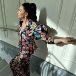 Karisma Kapoor Instagram - Stay wild, Flower child 🖤🌸 Suit - @rahulmishra_7 Jewellery - @studio.metallurgy Styled by - @stylebyami HmU - @kritikagill Managed by - @nasrindsouza #dubaidiaries #workingweekend