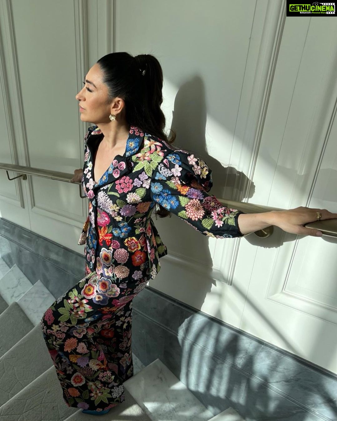 Karisma Kapoor Instagram - Stay wild, Flower child 🖤🌸 Suit - @rahulmishra_7 Jewellery - @studio.metallurgy Styled by - @stylebyami HmU - @kritikagill Managed by - @nasrindsouza #dubaidiaries #workingweekend
