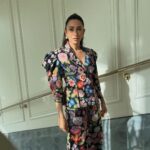Karisma Kapoor Instagram - Stay wild, Flower child 🖤🌸 Suit - @rahulmishra_7 Jewellery - @studio.metallurgy Styled by - @stylebyami HmU - @kritikagill Managed by - @nasrindsouza #dubaidiaries #workingweekend