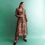 Karisma Kapoor Instagram - Channeling my inner tigress 🐅 in @rawmango Styled by - @stylebyami Jewellery - @karishma.joolry HmU - @kritikagill Pics - @kadamajay Managed by - @nasrindsouza #MahaGaurav2022 @zeemarathiofficial @zeetv