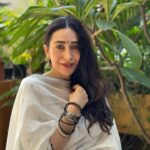 Karisma Kapoor Instagram - Love bangles,bindis & festivities 🙏🏼🌺🤍✨ #family #ganeshchaturthi #shotoniphone15pro