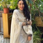 Karisma Kapoor Instagram - Love bangles,bindis & festivities 🙏🏼🌺🤍✨ #family #ganeshchaturthi #shotoniphone15pro