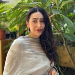 Karisma Kapoor Instagram - Love bangles,bindis & festivities 🙏🏼🌺🤍✨ #family #ganeshchaturthi #shotoniphone15pro