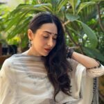 Karisma Kapoor Instagram - Love bangles,bindis & festivities 🙏🏼🌺🤍✨ #family #ganeshchaturthi #shotoniphone15pro