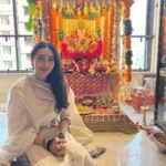 Karisma Kapoor Instagram - Love bangles,bindis & festivities 🙏🏼🌺🤍✨ #family #ganeshchaturthi #shotoniphone15pro