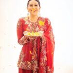 Karisma Kapoor Instagram - गणेश चतुर्थी की शुभकामनाएँ 🙏🏼🌺✨