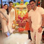 Karisma Kapoor Instagram - Love bangles,bindis & festivities 🙏🏼🌺🤍✨ #family #ganeshchaturthi #shotoniphone15pro