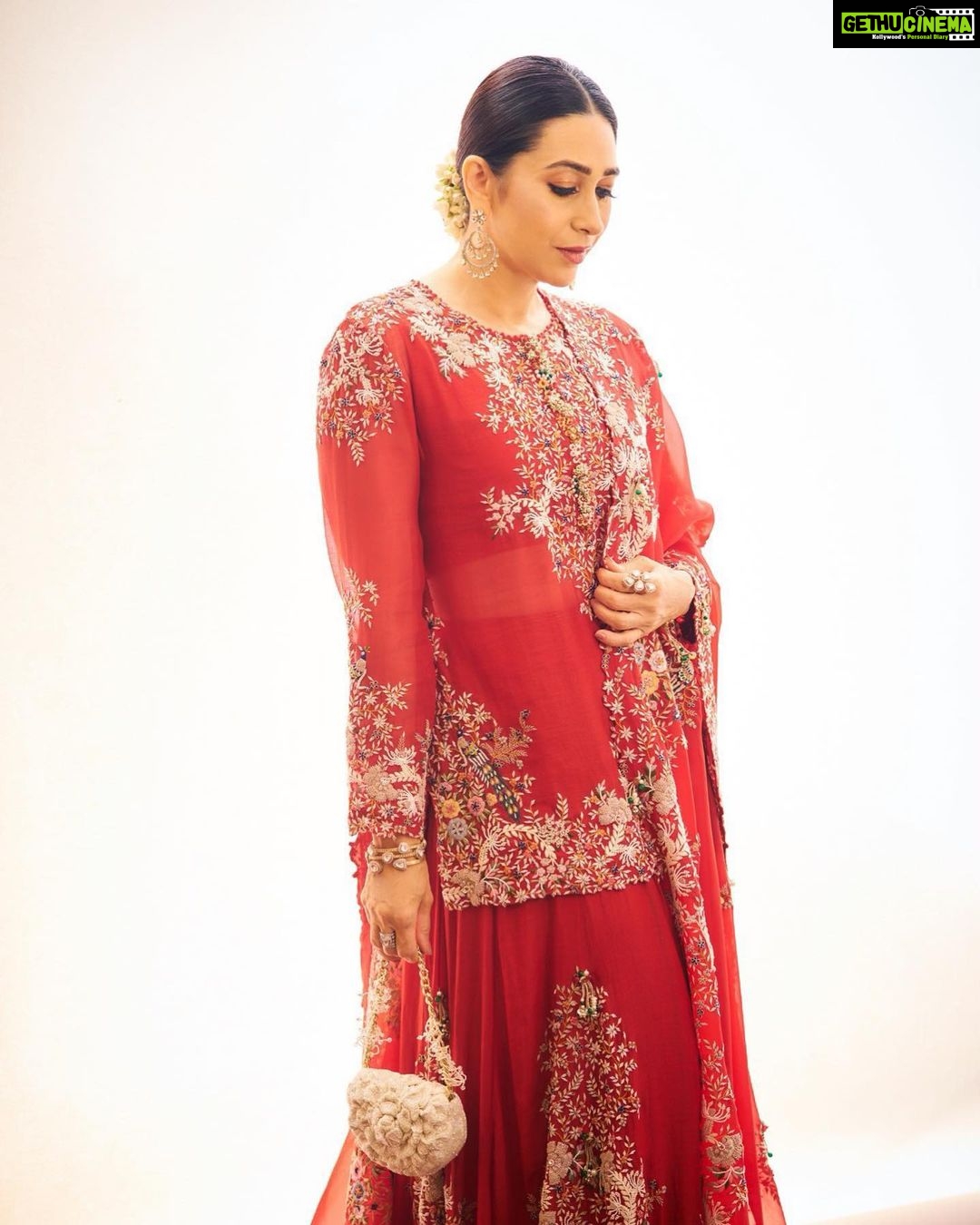 Karisma Kapoor Instagram - गणेश चतुर्थी की शुभकामनाएँ 🙏🏼🌺✨